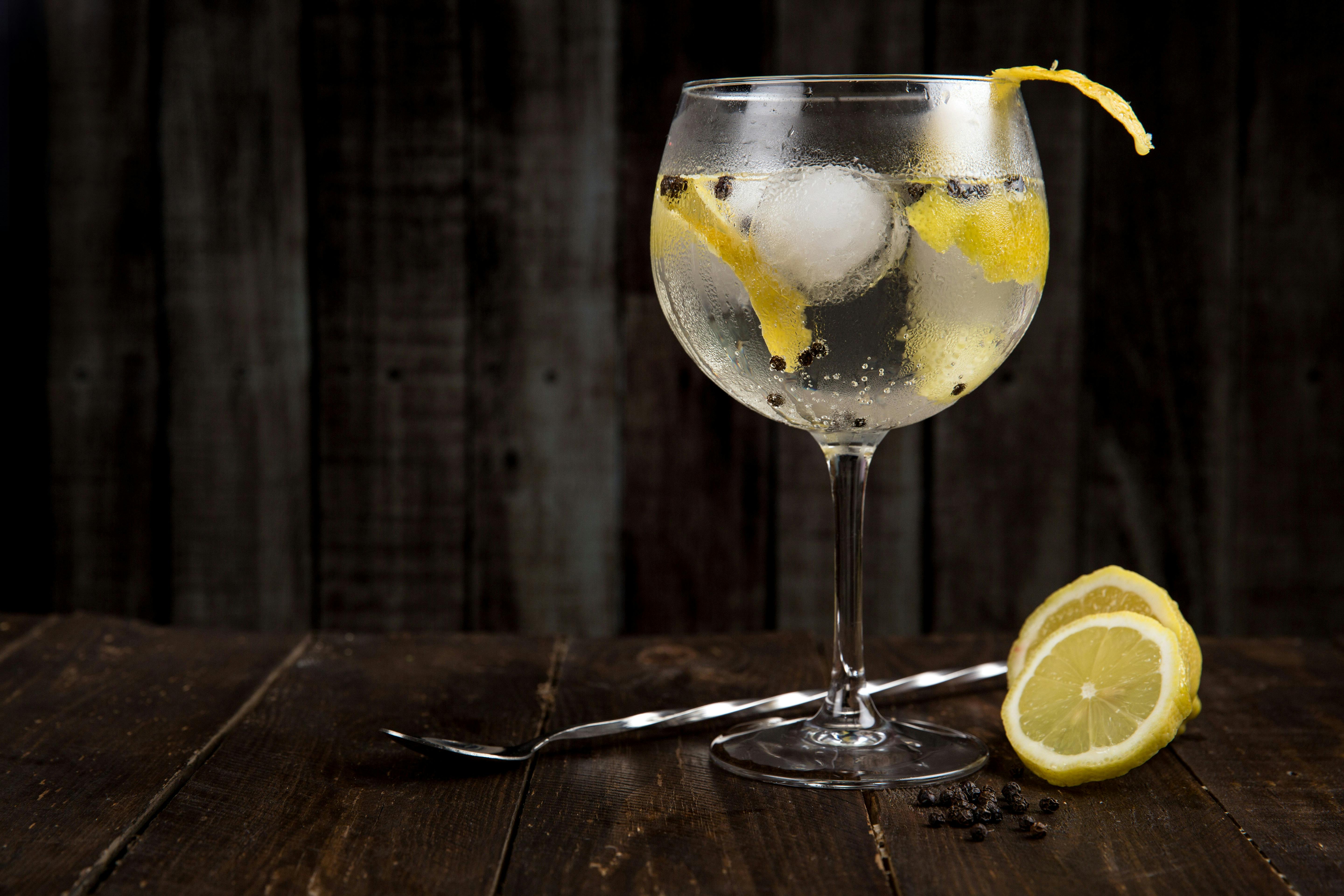 A craft gin and tonic at Cafeina